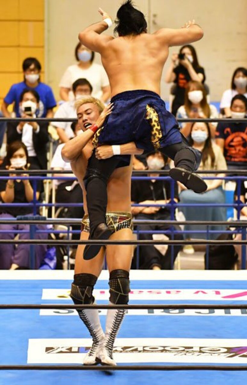  オカダはフラップジャックで後藤洋央紀（上）を叩きつける