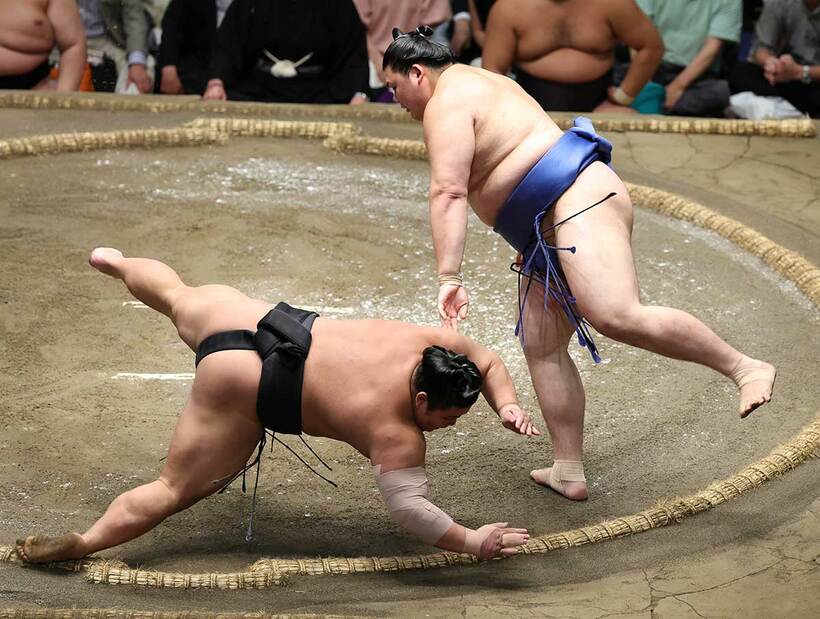 大の里（右）は伯桜鵬を下し初日から１２連勝