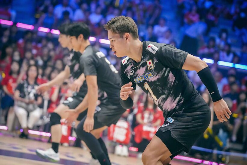 バーレーン戦に出場した西田有志（手前＝Volleyball World提供）