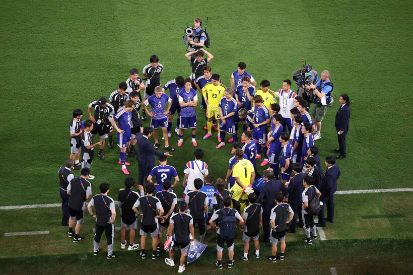試合後に円陣を組んだ森保ジャパン（ロイター）