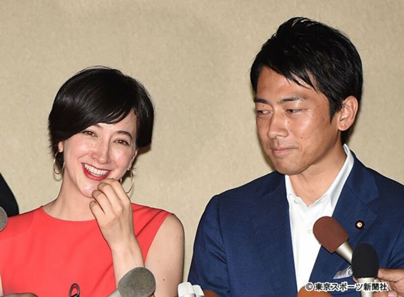  滝川クリステル（左）と小泉進次郎氏