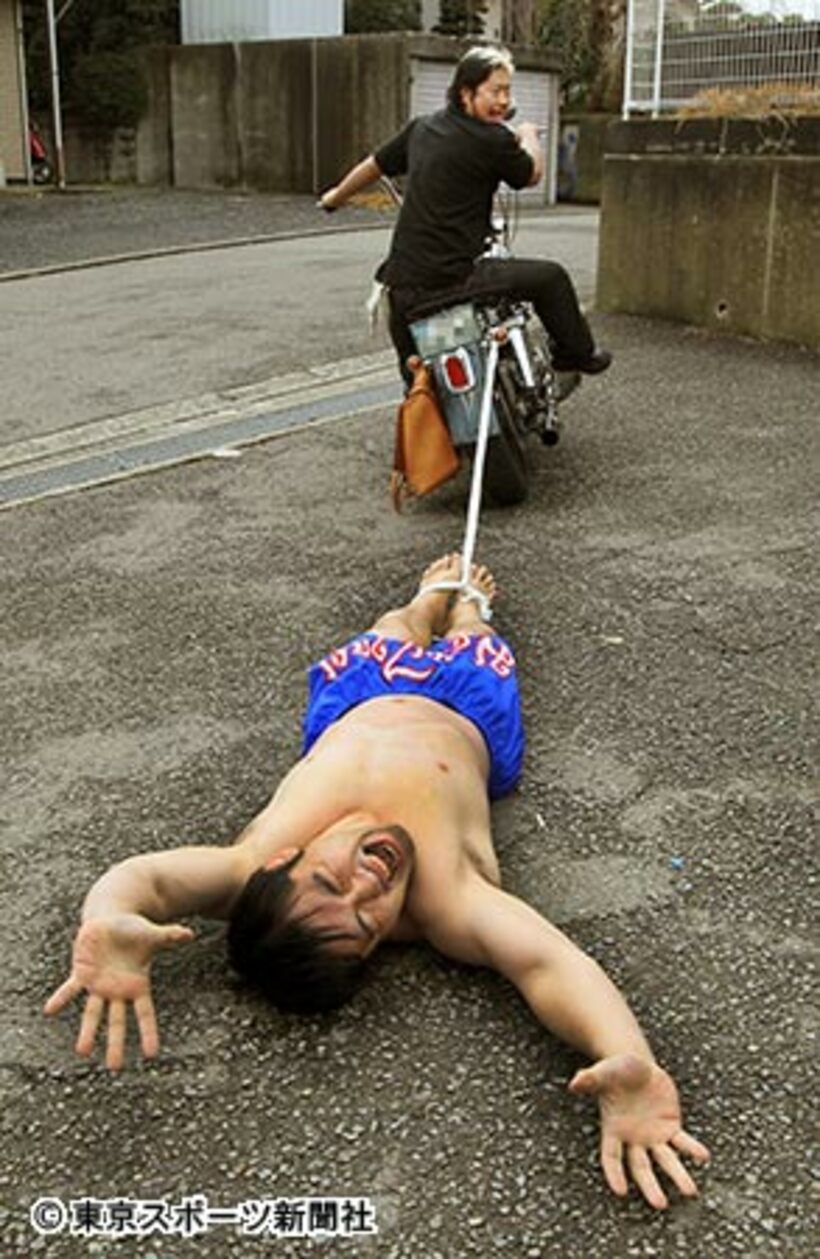 佐藤光留（手前）をハーレーで引きずる諏訪魔