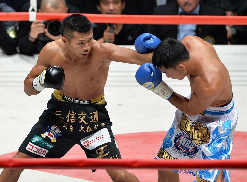 36歳まで世界王者だった内山高志氏(左=2016年)