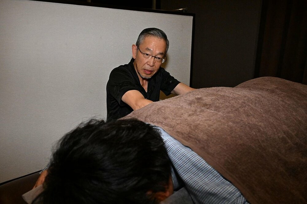 セラピストとして働く湯上谷竑志さん