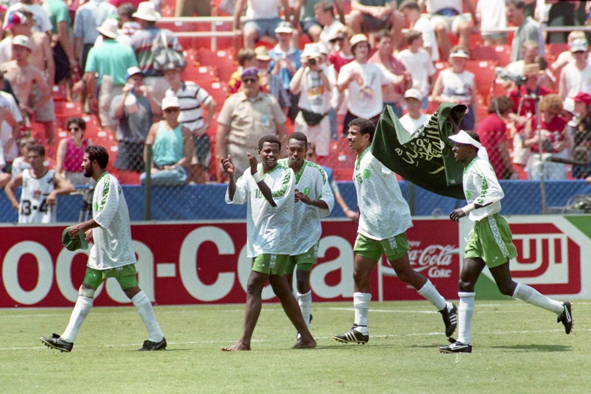 オワイラン(中央10)の5人抜きゴールでベルギーを破ったサウジアラビア(1994年6月29日、米ワシントン)