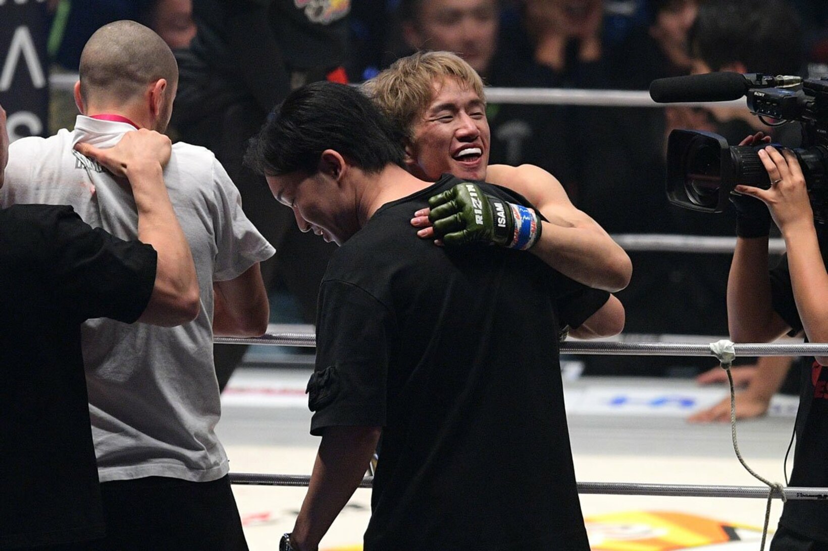 フアン・アーチュレッタに勝利し朝倉未来（手前）に抱きつく朝倉海（2023年12月31日）