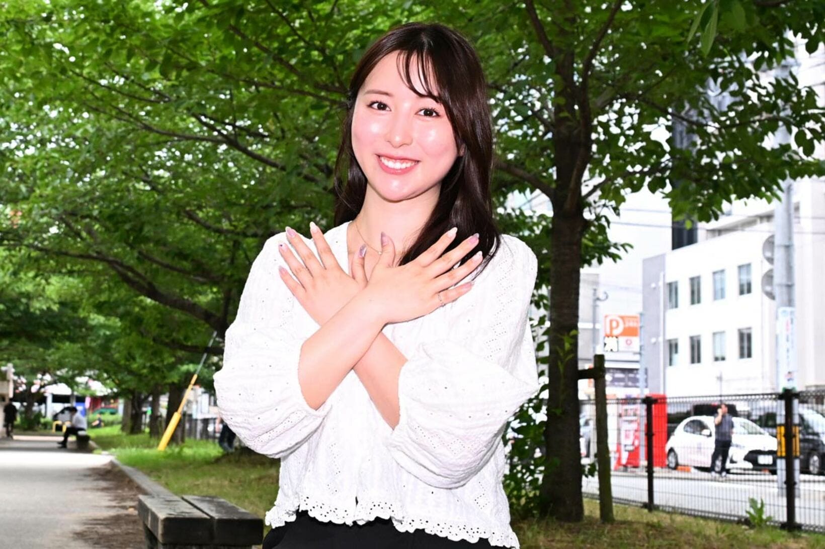 ぎゅっとポーズをする太田江莉奈