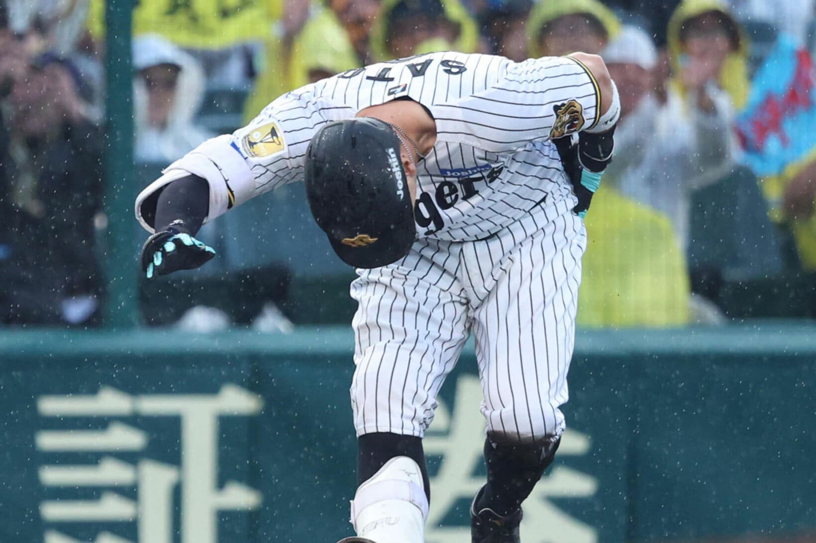 打球が当たった箇所を押さえる佐藤輝明