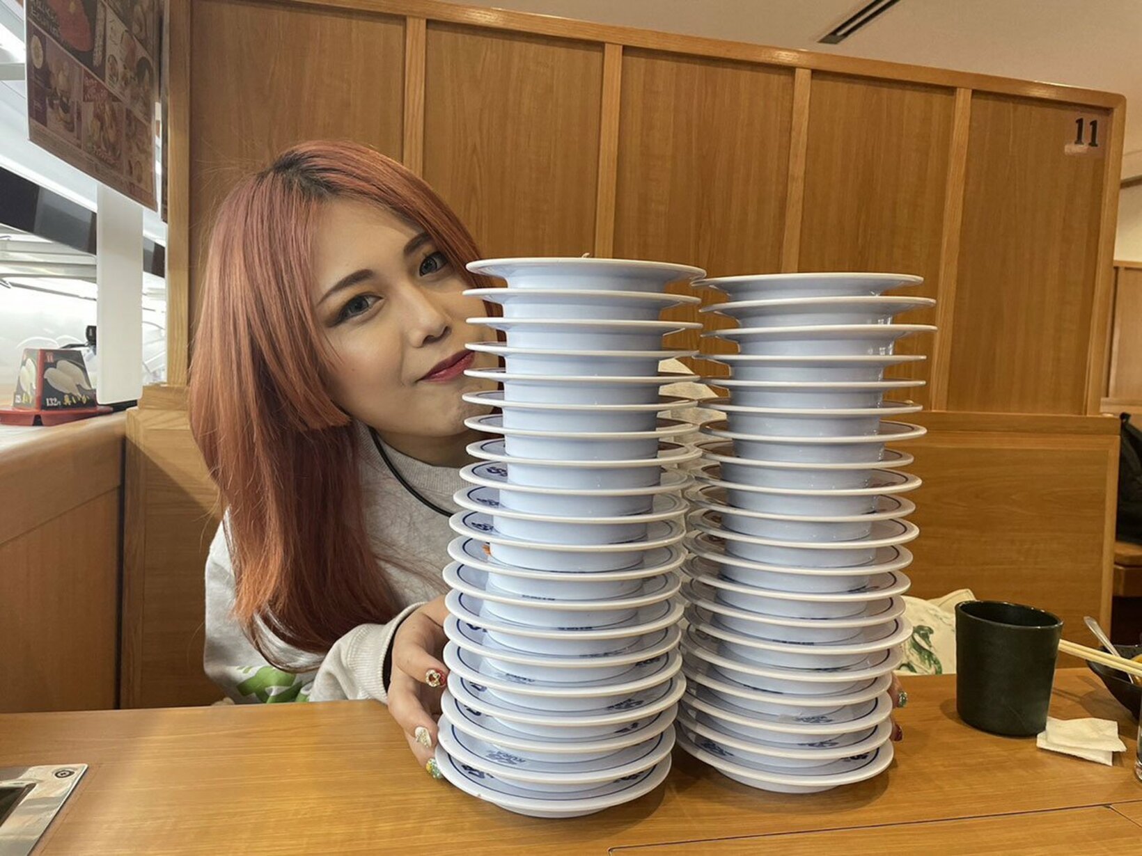寿司皿を前にゴキゲンの舞華