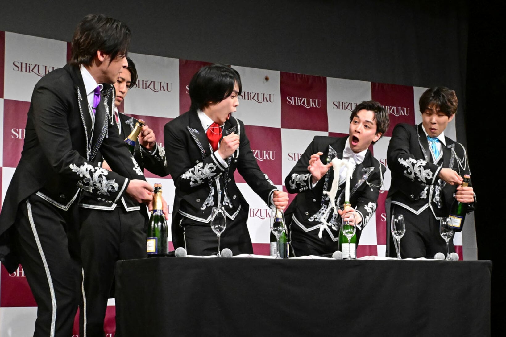 フライングしてしまうSHiZUKUの松田創太郎（右から2人目）
