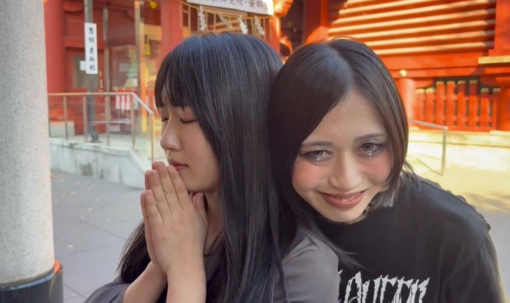 玖麗さやか(左)の背後から忍び寄った上谷沙弥（©STARDOM）