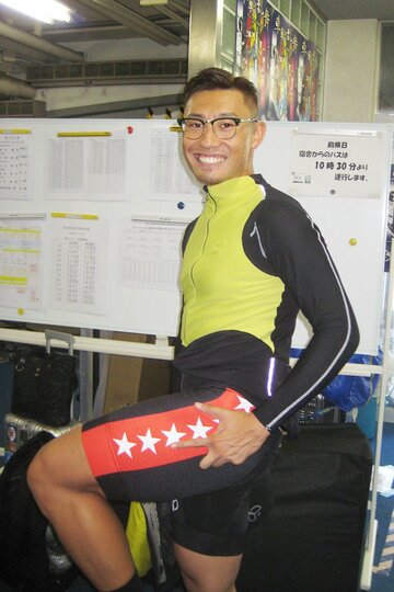 うれしそうにＳ級のパンツを披露する金田涼馬