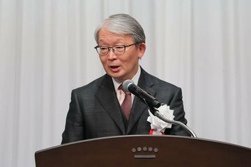 燦燦会であいさつする巨人・山口寿一オーナー（提供写真）