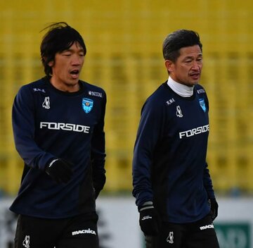  左から俊輔、カズ