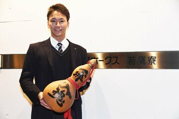  「一球入魂ひょうたん」を持つソフトバンクのドラ３・木村大成（東スポWeb）