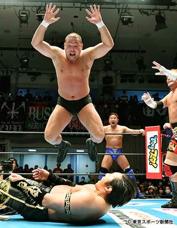  タイチ（下）に圧殺弾を決める中西を、永田（奥）が後方支援する