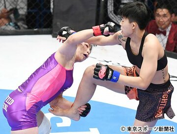  ダイヤモンドローズ・ザ・ロケット（右）にパンチを叩き込む中井りん