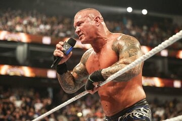 ザ・ブラッドラインに宣戦布告するランディ・オートン（©WWE）