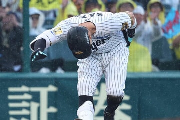 打球が当たった箇所を押さえる佐藤輝明