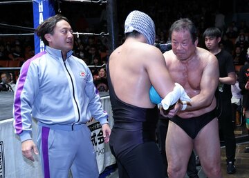 敗れた藤波辰爾(右)とストロングマシーン・Ｊ。左はセコンドのＬＥＯＮＡ