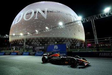 夜のラスベガスを疾走する角田裕毅（ロイター）