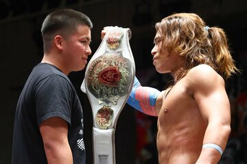 王者・田中良弥(右)とにらみ合う帆希