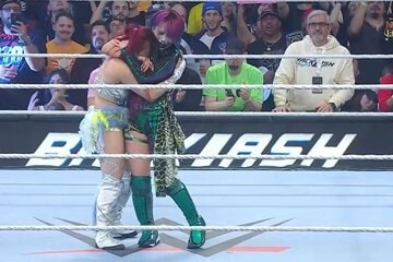 試合後、号泣しながらイヨ・スカイ(左)を抱きしめたアスカ（©AbemaTV, Inc.）