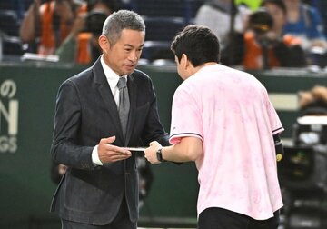 表彰式にも出席したイチロー氏(左)