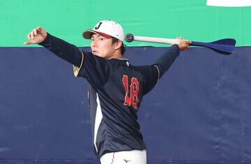 試合前に調整する山本由伸