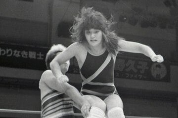 工藤（手前）のヒップアタックはジャガーからのプレゼント（８７年８月）