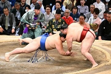 隆の勝（右）に引き落としで敗れた大の里