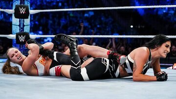  ロンダ・ラウジー（左）はソーニャ・デビルをアンクルロックでタップさせた(©2022 WWE, Inc. All Rights Reserved.)