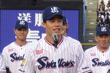 あいさつする塩見泰隆