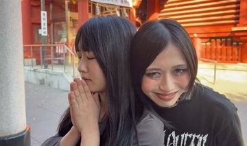 玖麗さやか(左)の背後から忍び寄った上谷沙弥（©STARDOM）