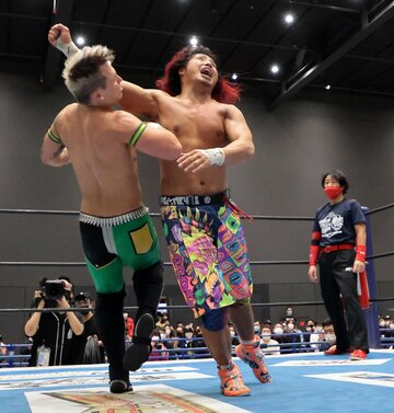  イーグルス(左)を吹き飛ばすヒロム