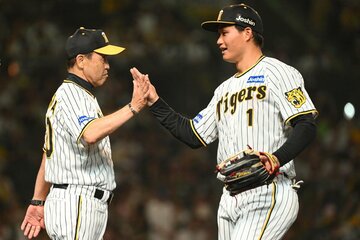 試合後、岡田監督(左)とハイタッチを交わす阪神・森下