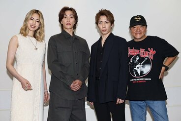 左から柚香光、早乙女太一、早乙女友貴、いのうえひでのり氏