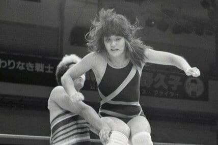 工藤（手前）のヒップアタックはジャガーからのプレゼント（８７年８月）