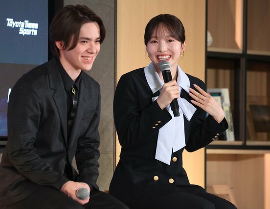 宇野昌磨(左)と本田真凜