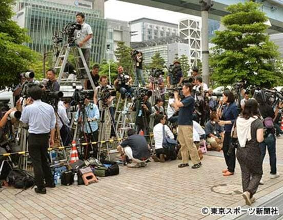 ASKA逮捕では、多くの報道陣が湾岸署前に集まった