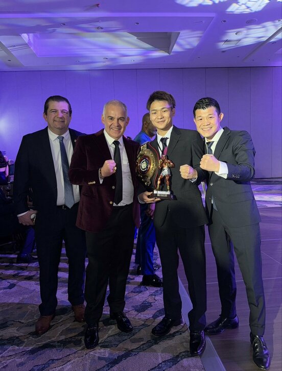 ヒルベルト・メンドサWBA会長(左から2人目)と並び立った佐野遥渉(同3人目)、亀田興毅氏(右) SAIKOU×LUSH提供