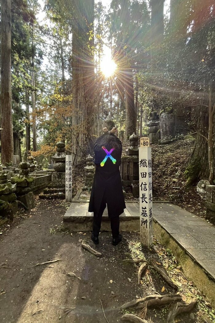 高野山にある織田信長公のお墓に祈るヨシ・タツ