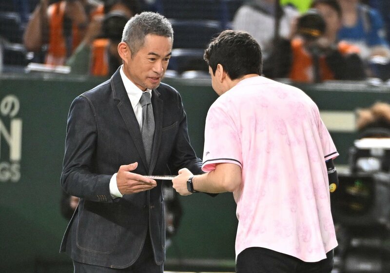 表彰式にも出席したイチロー氏(左)
