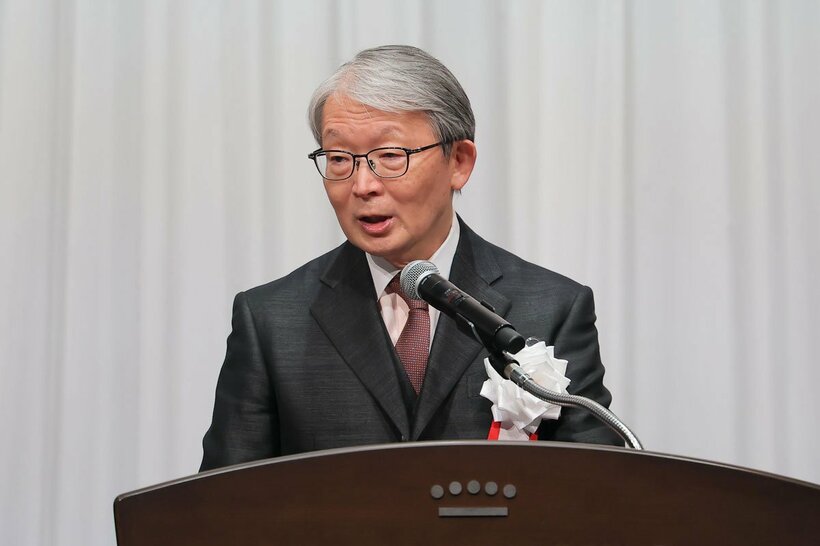 燦燦会であいさつする巨人・山口寿一オーナー（提供写真）