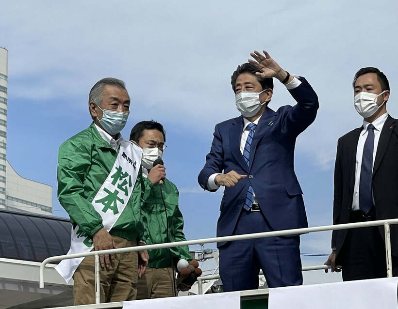  無所属で立候補している松本純氏（左）の応援に駆けつけた安倍晋三元首相（東スポWeb）