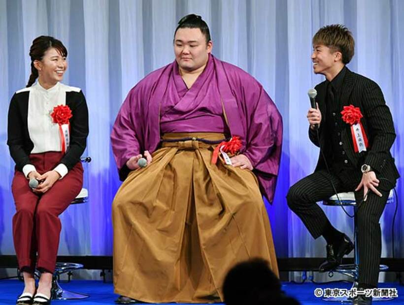  壇上で渋野（左）と井上（右）は大相撲の朝乃山越しに会話