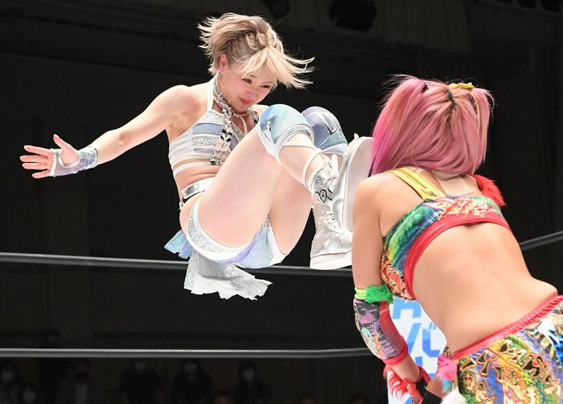  ウナギ・サヤカ(右)にキックを浴びせるなつぽい（東スポWeb）