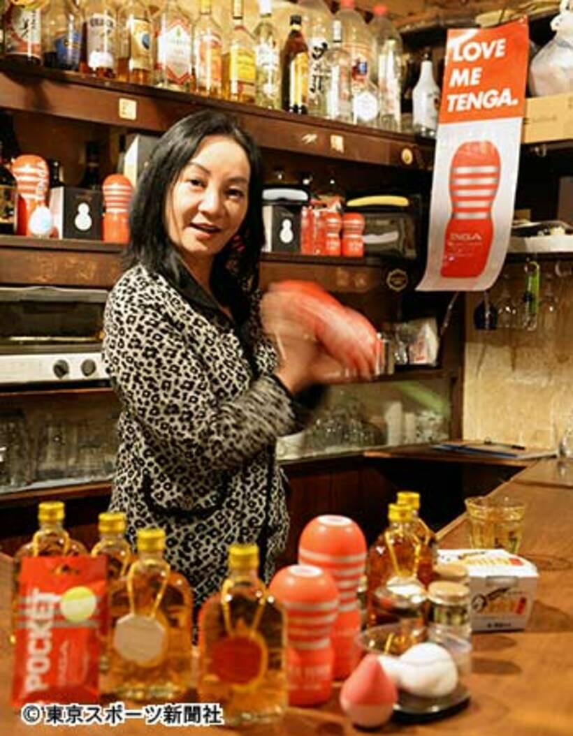 ＴＥＮＧＡでカクテルのようにシェークする岩井ママ