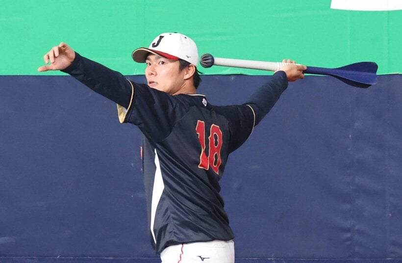 試合前に調整する山本由伸