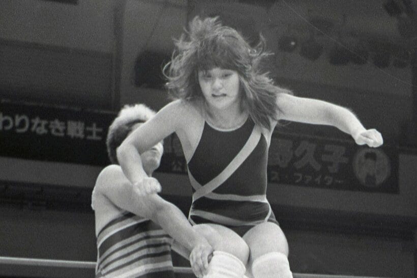 工藤（手前）のヒップアタックはジャガーからのプレゼント（８７年８月）